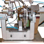 Vista della macchina per l'inserimento automatico degli anelli a molla sui collini